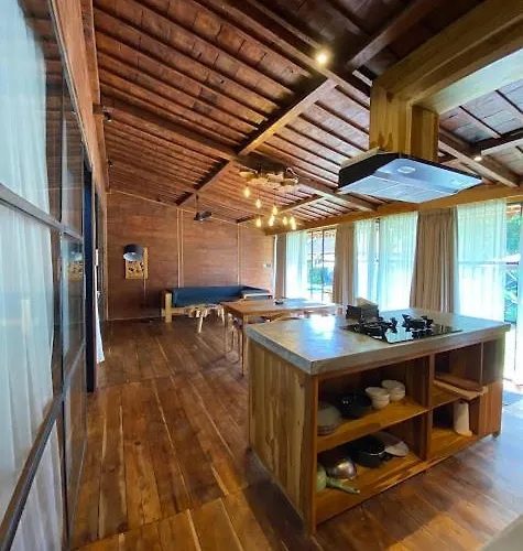 別荘 Shanti Life Wooden House ペムテラン