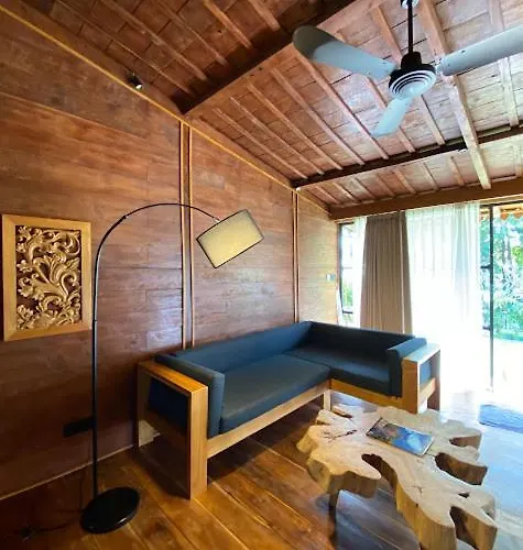 Shanti Life Wooden House 別荘 ペムテラン